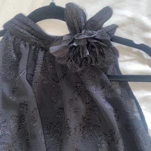 Fest blus  - Snygg topp med blommig detalj som kan användas till vardags eller fest. 150 kr + frakt! ❤️