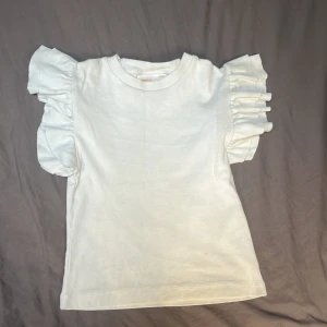 Tröja  - Bra skick förutom att det är en liten fläck fram på tröjan💗 vet inte om fläcken går bort ska försöka få bort den💗 priset kan diskuteras 💗