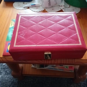 Rött smyckeskrin låsbart  - Fint rött smyckeskrin låsbart med fack .sammetsklädd inuti. Viss slitage kan finnas men annars fint skick.