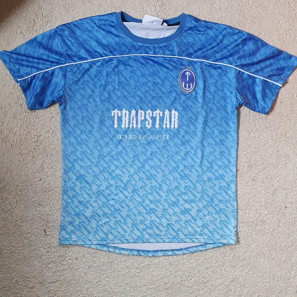 Blå trapstar jersey i storlek S.. Sportswear.