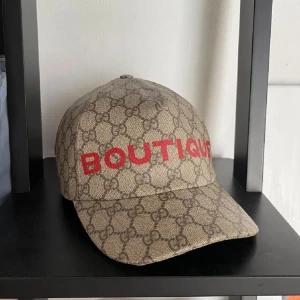 Gucci keps  - Tjena, säljer denna super snygga och sällsynta gucci kepsen! Den är storlek medium. Den är i super fint skick med inga skador, Hör av er vid intresse 