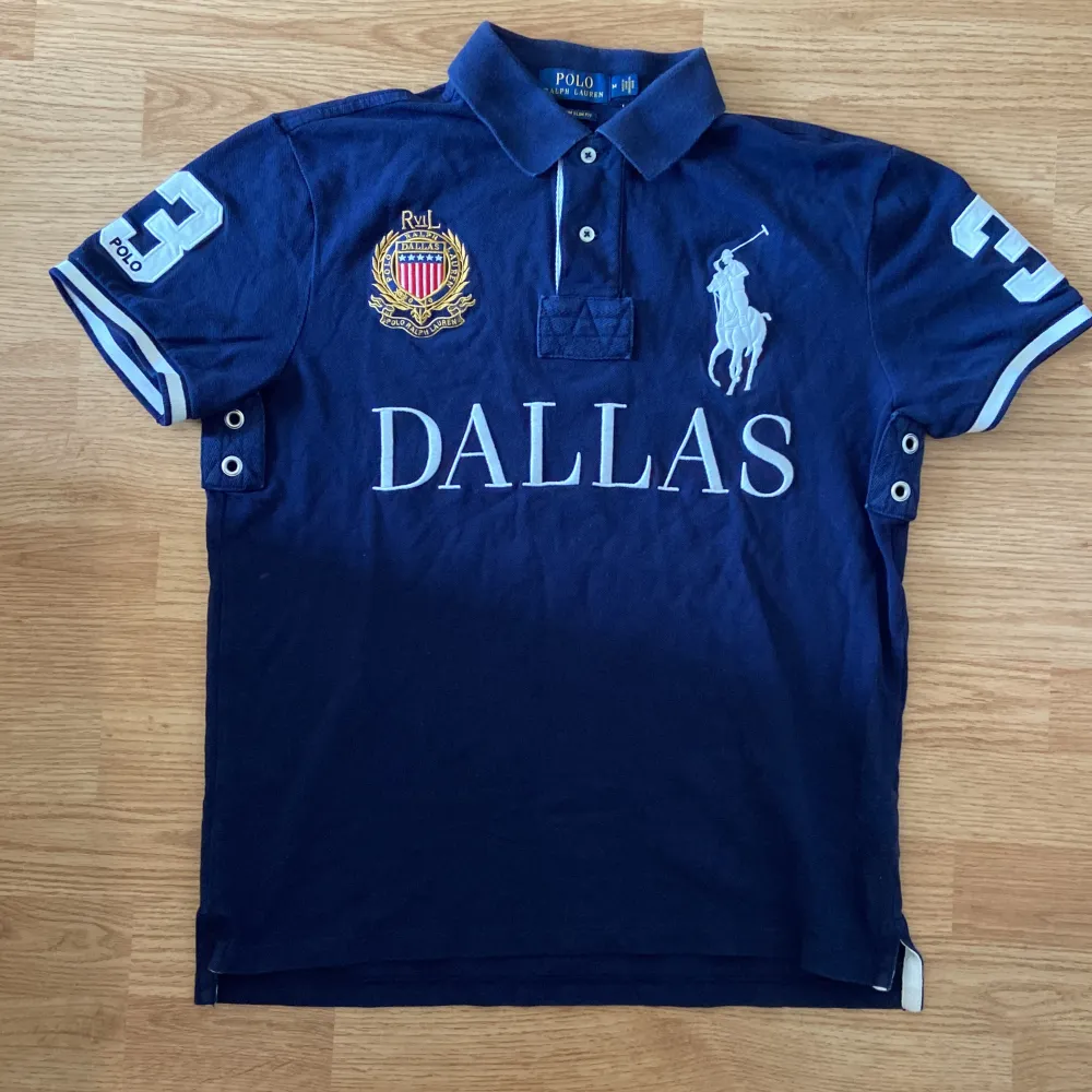 !skicka bud för snabb affär! Skitfet Ralph Lauren Dallas piké, den tredje mest sällsynta Ralph Lauren polo någonsin. Storlek M i perfekt skick. Sedd på Charleston White. Skriv om ni undrar någonting 📲. T-shirts.