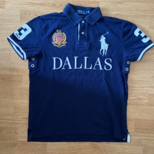 Ralph Lauren Dallas Polo/Pike - !skicka bud för snabb affär! Skitfet Ralph Lauren Dallas piké, den tredje mest sällsynta Ralph Lauren polo någonsin. Storlek M i perfekt skick. Sedd på Charleston White. Skriv om ni undrar någonting 📲