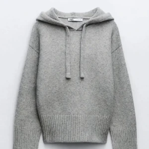 Hoodie - Mysig stickad hoodie från zara!!