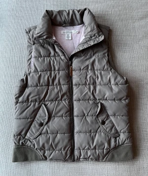 H&M L.O.G.G Väst - En snygg väst från H&M Logg som använts mycket men är väl omhändertagen. Den har inga defekter förutom att den är lite nopprig längst ner men inget som märks! Står storlek 40 men är mer som 38 (M). Ljusrosa på insidan. Skriv gärna om ni har några frågor!!
