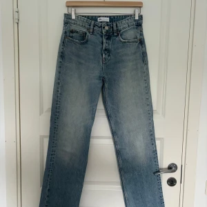 Lågmidjade raka jeans - Lådmidjade vattenblå raka jeans ifrån Zara. Mycket bra skick. De är i strl 36 men är lite större så skulle kunna passa en strl 38 med!