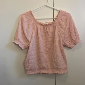 Rosa blus nästintill oandvänd! - Säljer nu denna rosa blusen från Next (köpt från zalando för ett tag sen ) andvänd 1-2 gånger bara ! Skicket är som nytt !