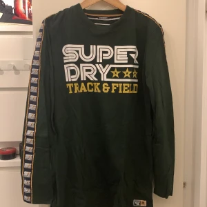SuperDry tröja  - Jag har aldrig använt den och den är fortfarande som ny 