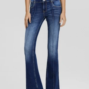 INTRESSEKOLL PÅ SLUTSÅLDA BERSHKA JEANS - Low waist bershka jeans i blå som är helt slutsålda nästan överallt. Stl 38, säljer pga att de har blivit för stora. Väl använda, för långa för mig så har gått på de därefter lite sönder annars bra skick🩵 Skriv för fler bilder, pris kan diskuteras