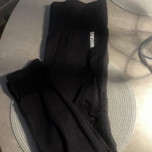 Gymshark tights  - Säljer mina gymshark energy seamless tights i använt skick! Storlek L