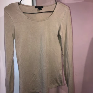 Beige tajt tröja - Från new yorker i väldigt bra skick ( obs de lampan som gjorde att tröjan såg lite konstig ut på bilden😅) 