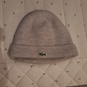 Lacoste mössa  - Nyskick riktigt snygg men för liten för mig. One size