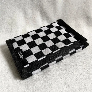 Plånbok från vans - Måtten på plånboken är 12x8,5 cm i ihopvikt tillstånd. Plånboken inhandlades för ca 2 år sedan och är i väldigt fint skick