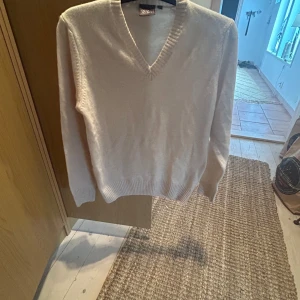 Oscar Jacobsson stickad tröja V ringad (oanvänd!) - Helt oanvänd stickad Jacobsson tröja i 100 % wool i storlek S. Nypris över 2000kr