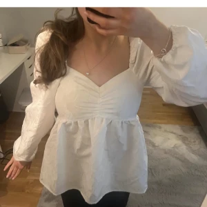 Vit blus Bikbok - Slutsåld skitsnygg blus från bikbok. Säljer en för har två, en likadan i en annan storlek. Den är normal i storleken. Bara fråga om du undrar något!🌸