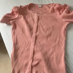 Rosa blus - Detta är en rosa blus som är använd 3-2 gånger och även nytvättad. 