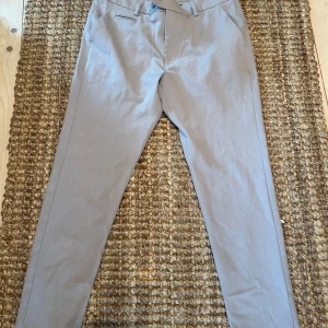 LES DEUX finbyxor i grå färg - LES DEUX finbyxor i grå färg slimfit i storlek S mycket bra skick 