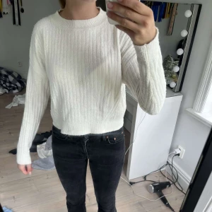 Stickad tröja - Kräm vit tröja  Axelbrett-53 cm Längd- 43 cm