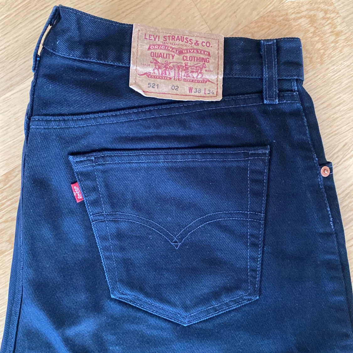 Svarta levisjeans  - 91