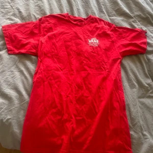 Vans tshirt  - Helt ny i skicket , endast använd en enstaka gång