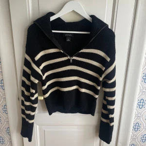 Stickad tröja med deagkedja - Stickad randig tröja med dragkedja från monki 