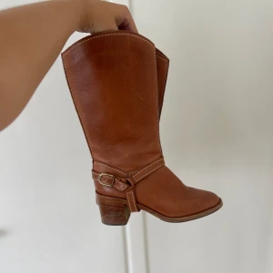 Bruna läderstövlar från Gabor - Ett par bruna läderstövlar från Gabor med dragkedja på sidan och  spänne runt ankeln. En liten 37:a eller 36a skulle jag säga! nyskick 