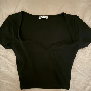 Svart topp - Svart topp/t-shirt från Zara! Använd fåtal gånger. Har dubbeltyg över bysten så man kan ha den utan bh