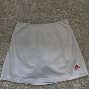 Kjol - Tenniskjol med shorts under. Knappt använd!