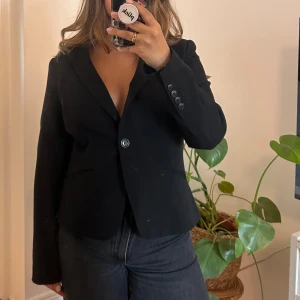 Svart kavaj  - Köpt second hand men är i väldigt bra skick. Funkar både som topp eller som kavaj över annan topp. Passar för personer med strl 32-36 över andra plagg 