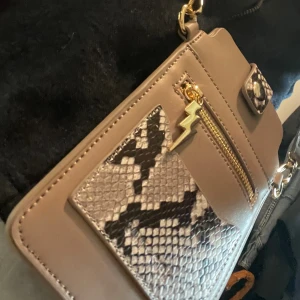 Liten mobilväska - Oanvänd, mycket fin.