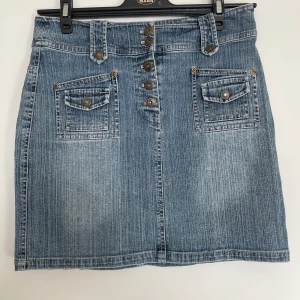 Jeans kjol - Säljer denna jeans kjol för att den tyvär aldrig kommer till användning, Inga defekter utöver att den blivigt lite stretchad, de står 36 i dom men skulle säga att den passar på en 38-42💕