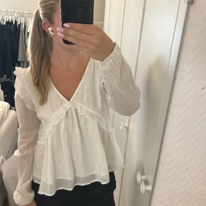 Blus - Detta är en blus ifrån Ginatricot på barnavdelningen i storlek 170, brukar vanligtvis ha xs. Endast använd 2 gånger💞