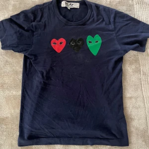 CDG t shirt  - Säljer nu min feta cdg t shirt köpt på NK, nypris 1600kr. Tröjan har inga defekter förutom att lite av de vita trycker åkt bort vid ögonen vilket är vanligt på dessa tröjor. Säljs då den är för lite för mig