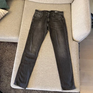 Replay Anbass slim fit  - 10/10 skick mässigt dem har it alls andvänts mycket skriv för frågor eller om du är intresserad sitter perfekt på allt mellan 170-185