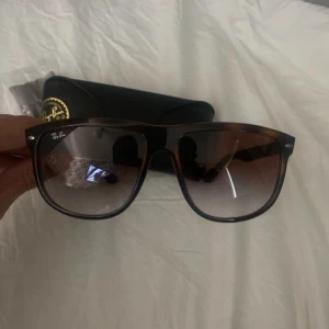 Rayban Boyfriend - Säljer spritt nya Rayban Boyfriend (inte dom på bild men exakt likadana). Nypris är 1370kr