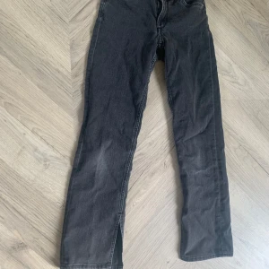 Fina! - Hej jag säljer ett par jeans byxor och dom är i st. 146 och är i väldigt bra stick men på knäna är dom lite annan färg men snygga och sköna ändå!🫶🏼