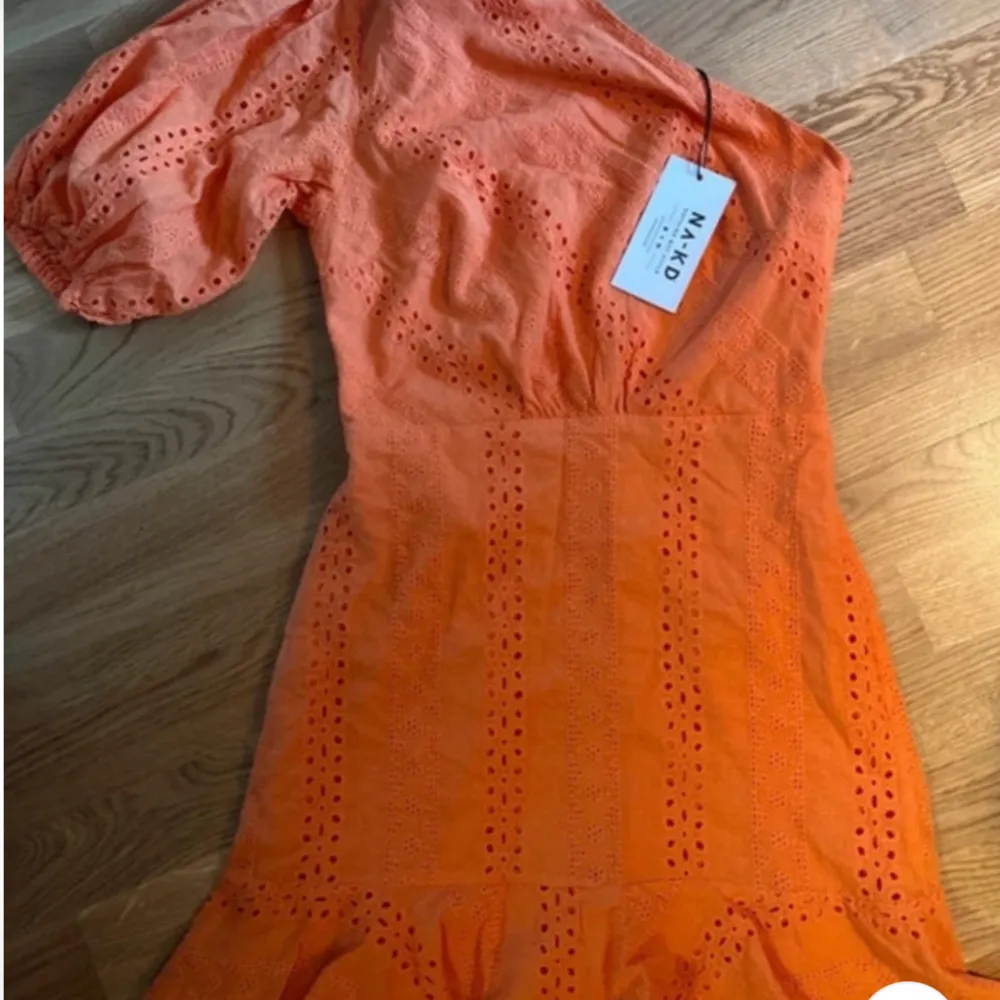 Säljer denna orange klänning från nkd med prislappkvar aldrig använd🩷. Klänningar.
