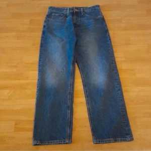 Jeans - Dom är lite små i storleken.  Och  modelen är Straight.