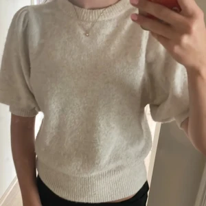 Beige stickad t-shirt  - Säljer min stickade t-shirt i bra skick i storlek s. 💕Den kommer ursprungligen från hm men tror inte att den säljs längre 