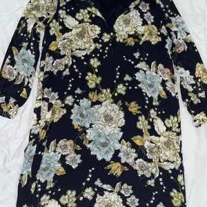 Blommig klänning  - Nyskick, skönt tyg, rak i modellen 