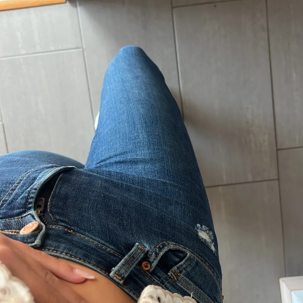 Här är ett par mörkblåa utsvävningda jeans. Passar mig bra som är 168!. Farkut & Housut.