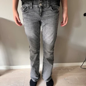 Gråa Gina Young jeans - Säljer dessa gråa jeans i fint skick från Gina Young i storlek 158 pga de är för små.💗OBS:De kostar 200+frakt men priset kan diskuteras!💞