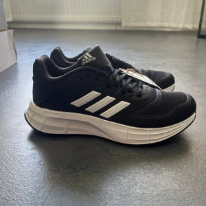 Adidasskor - Skor i nyskick endast provade, säljes pga för små. Köpta för 500kr