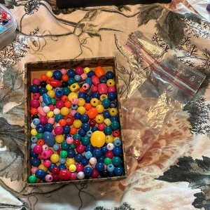 Boll pärls mix - En påse bollpärls mix i olika färger och olika storlekar. I toppen skick.  kontakta mig för frågor eller för fler bilder💗 Cirka 195st pärlor. 28st typ runda pärlor, 11st ”runda” pärlor, 160st runda pärlor 