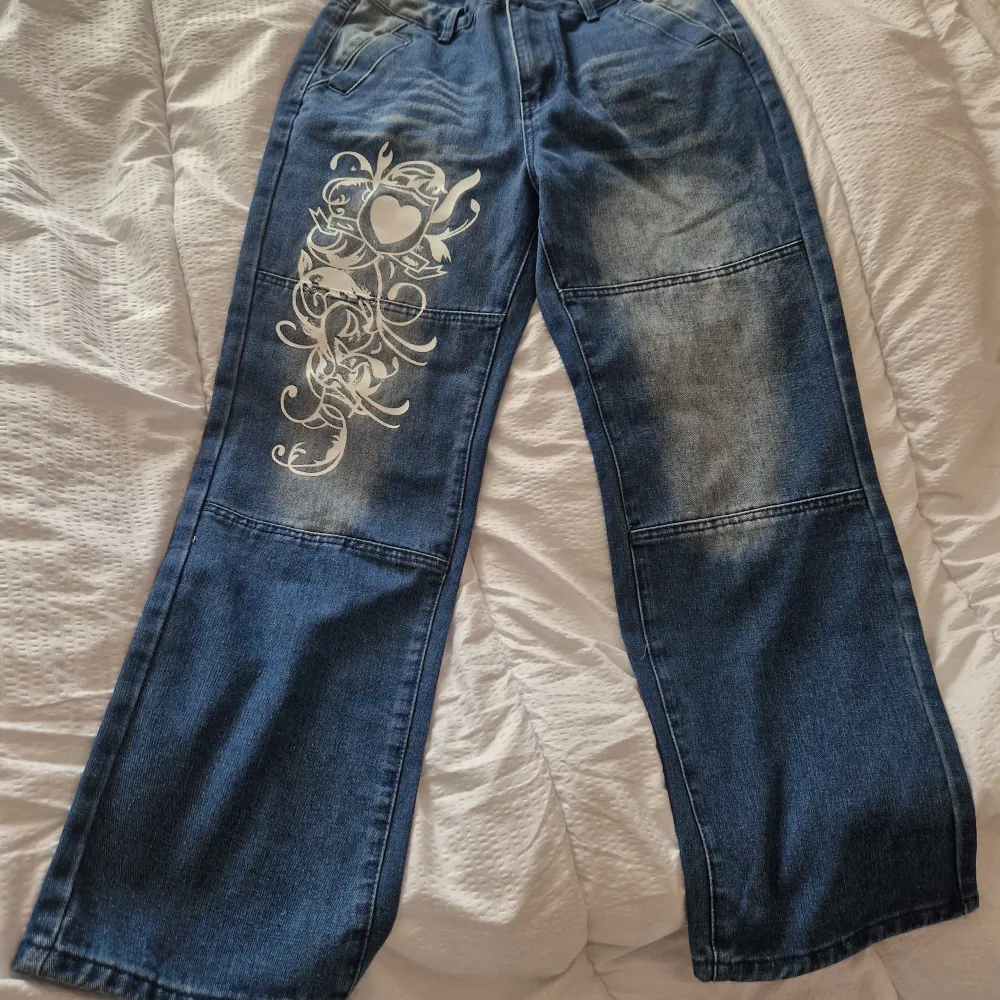 Fina baggy jeans med söt deklaration på sidan.  Storlek M Finns på fler sidor.. Jeans & Byxor.