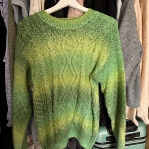 Grön stickad tröja  - Säljer denna gröna stickade tröja från okänt märke, ser ingen storlek på tröjan men gissa på S💕