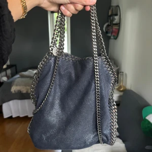 Stella McCartney väska  - Säljer min blåa Stella McCartney väska i modellen ”Mini”. Super bra skick! Har tyvärr slarvat bort kvittot men har serienummer om så önskas.