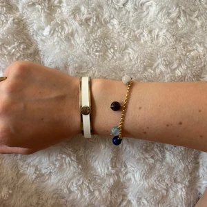 Vitt Armband  - Säljer mitt jättefina vita armband med guld från Kern Dyrberg. Tyärr tappat lite i färg. Skriv för bilder elr frågor ❤️