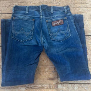 Wrangler jeans - Dm för frågor!