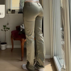 Bootcut byxor - Gröna bootcut byzor från Kookaï. Säljs då det inte ritkigt är min stil🤍 Storlek 38 men skulle nog passa en 36 också då dem är små i storlek💕